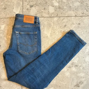 Jack & Jones jeans - Säljer ett par jack&Jones jeans i fint skick. Jeans är sparsamt använda och har inga effekter🤩skick (9/10). Modelen heter slim glenn och är st 158🍾 tveka inte på att höra av er vid frågor!🙌