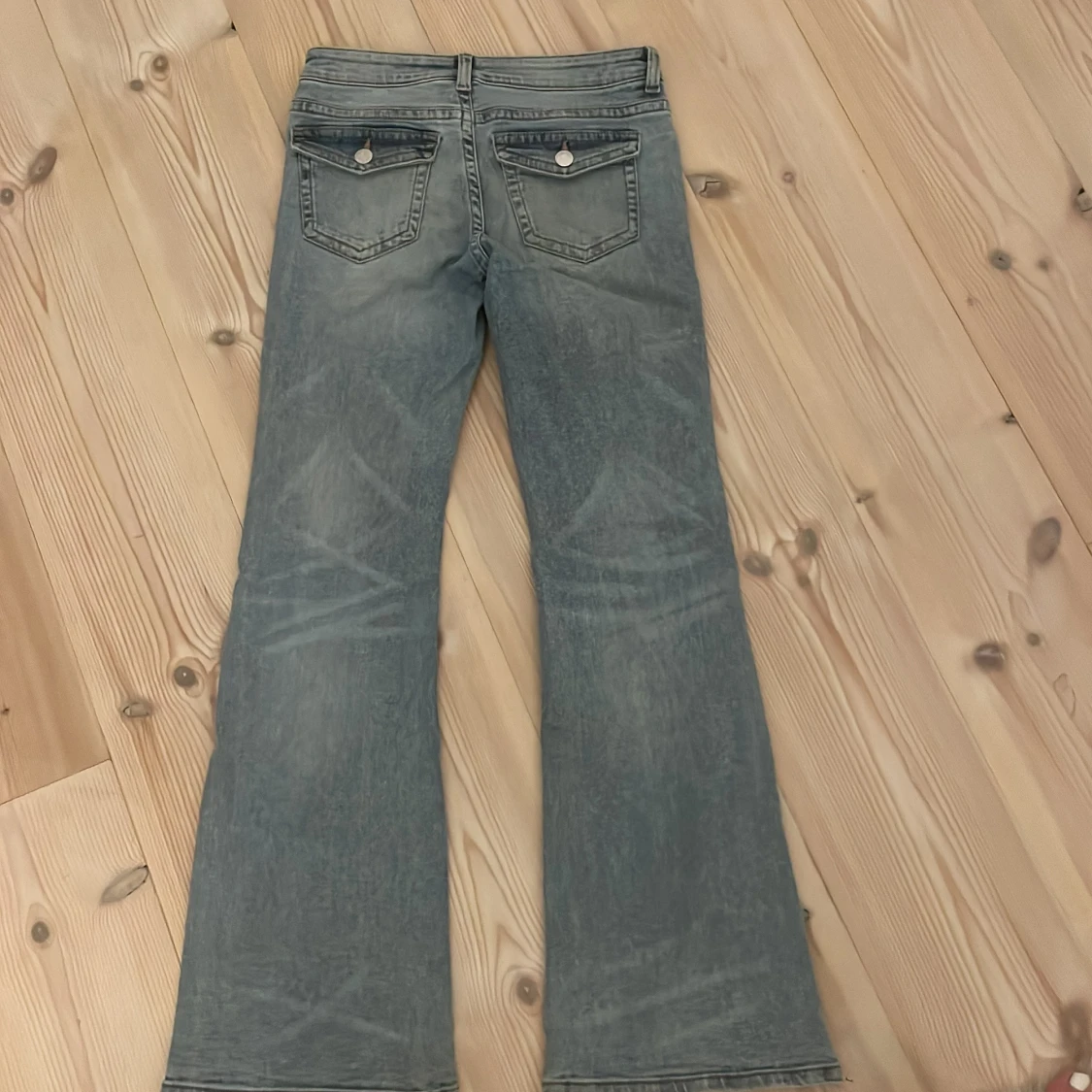 Blå bootcut jeans från H&M Divided - 1