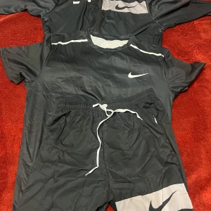 Nike trio set - Säljer dina Nike trio set då, storleken inte passade så bra på mig.