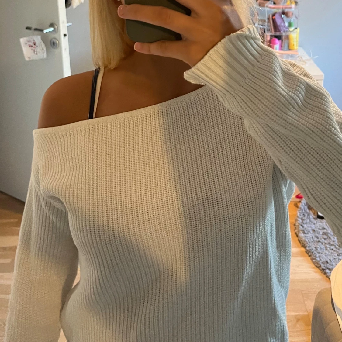 Vit offshoulder stickad tröja