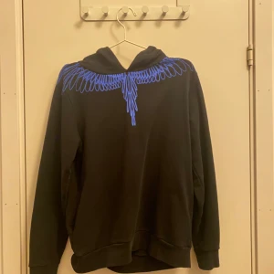 Marcelo burlon  - Säljer denna feta hoodie storlek 12y som passar folk 158-164 använd fåtal gånger 
