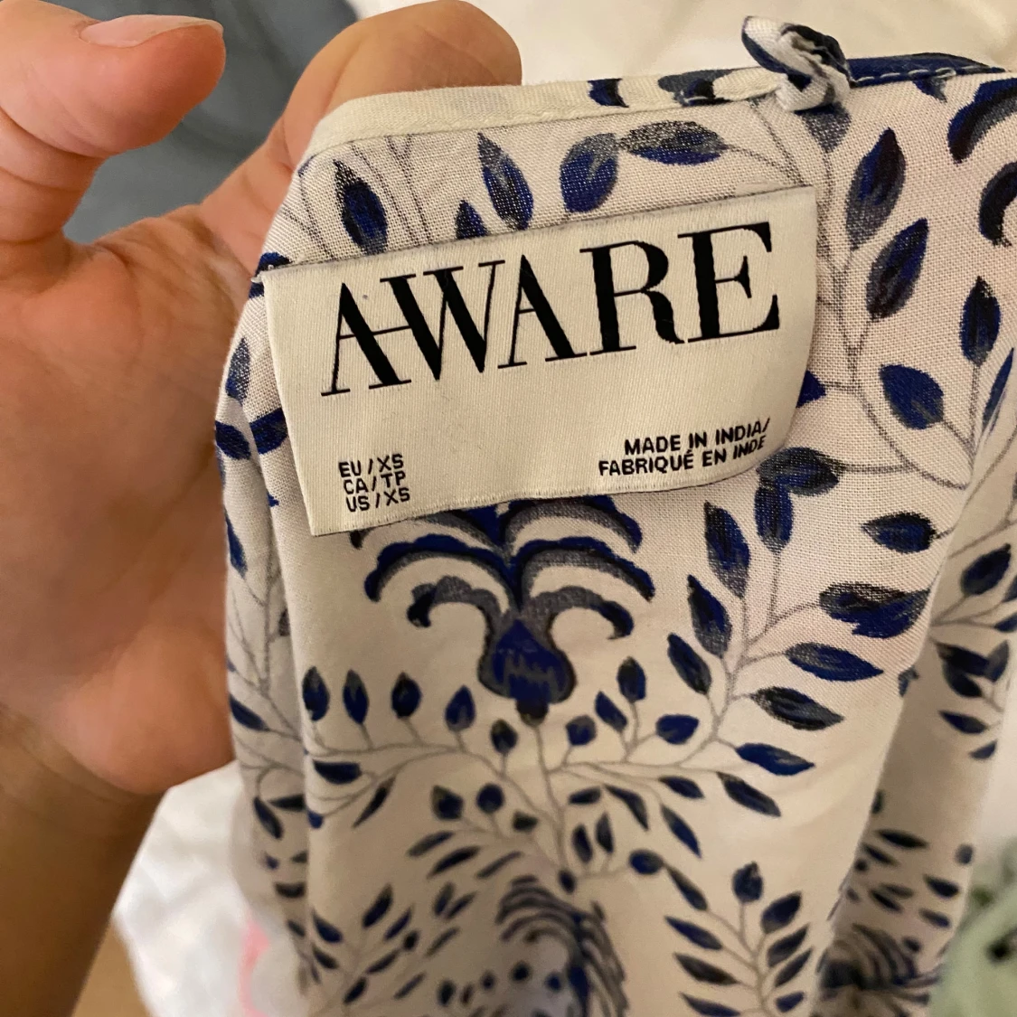 Vit och blå blommig blus AWARE XS - 2