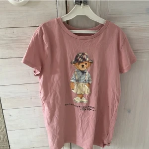 Rosa Polo Bear t-shirt från Ralph Lauren - Söt rosa t-shirt från Ralph Lauren💞 Säljer för kommer inte till användning💞 Suttef som XS och är i storlek 152/158! 
