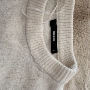 Vit stickad tröja från Bik Bok - Mysig vit stickad tröja från Bik Bok i storlek L. Men passar mig som har xs-s 💘💘💘
