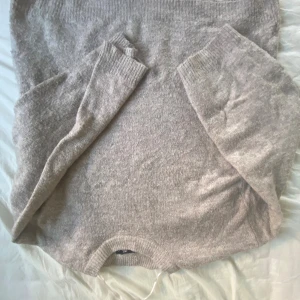 Beige stickad tröja från 157 - Mysig beige stickad tröja från 157 med rund halsringning och ribbade muddar. Perfekt för lager-på-lager och chill dagar. Långärmad och i en neutral färg som passar till allt.