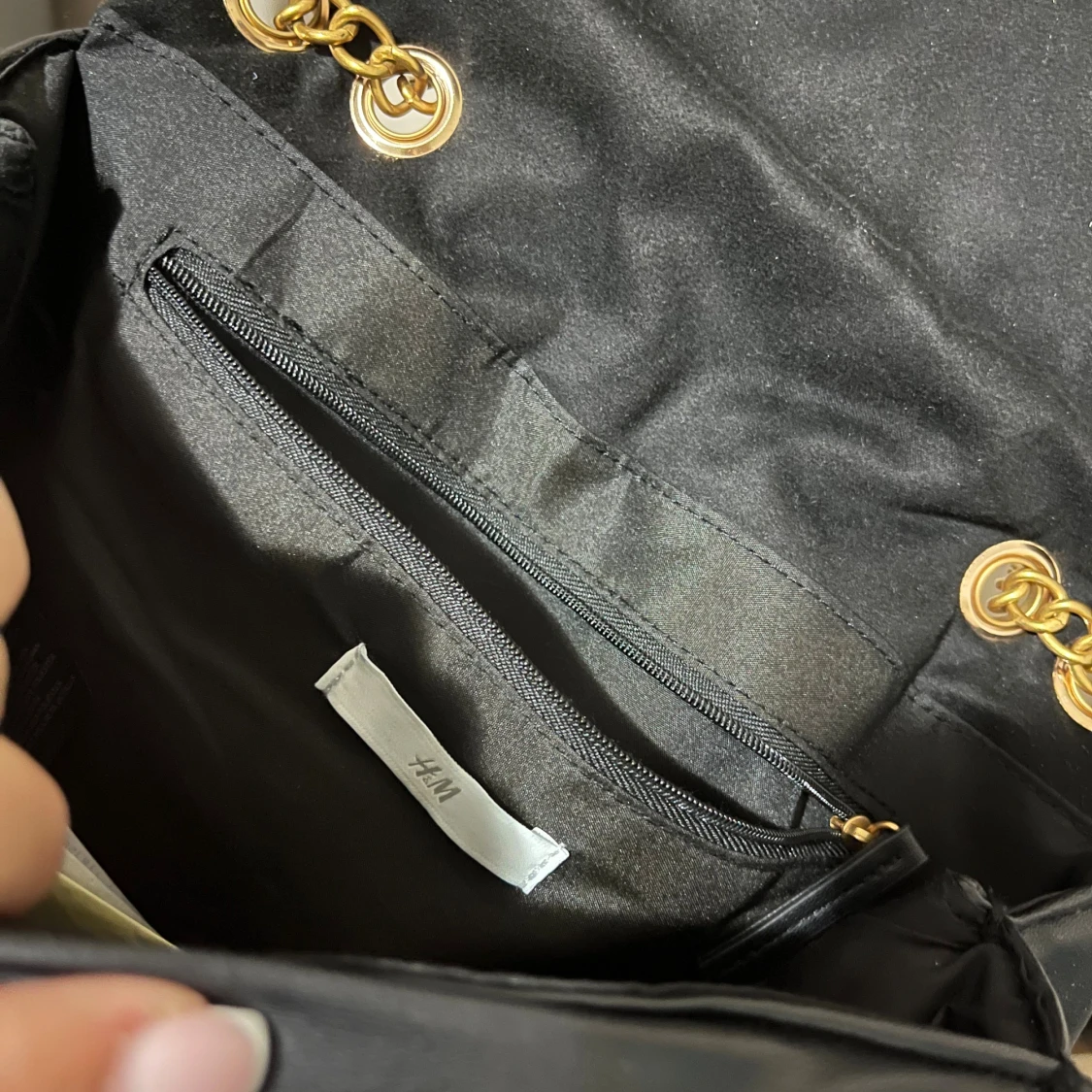 Svart axelväska med guldkedja från H&M - 2
