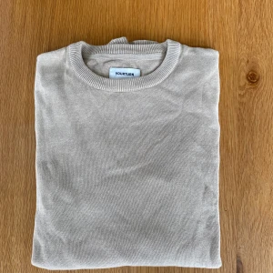 Beige tröja från YOURTURN - Tröja från YOURTURN. Finns även i svart.   Rensar ur min garderob från en hel del oanvända kläder🌼 Om du ser något mer i min profil som du gillar så skickar jag med det till dig också!😊 Fler kläder kommer! 