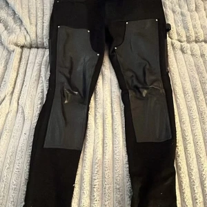 Svarta byxor med läderdetaljer från Amiri - Svarta byxor från Amiri med feta läderpatches på knäna orginal priset på dom är 17000kr finns kvitto 🧾 .