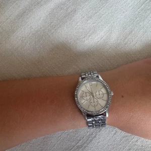 Silverfärgad klocka  - Snygg och stilren klocka i silverfärg från Anna Field. Finns lite tecken på användning men inget som syns tydligt. Förlängning till klockan tillkommer. 🌸