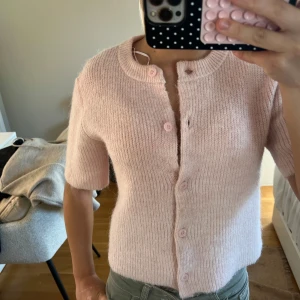 söt stickad t shirt - jättesöt stickad t shirt. storlek 152 men passar mig som är 160💖