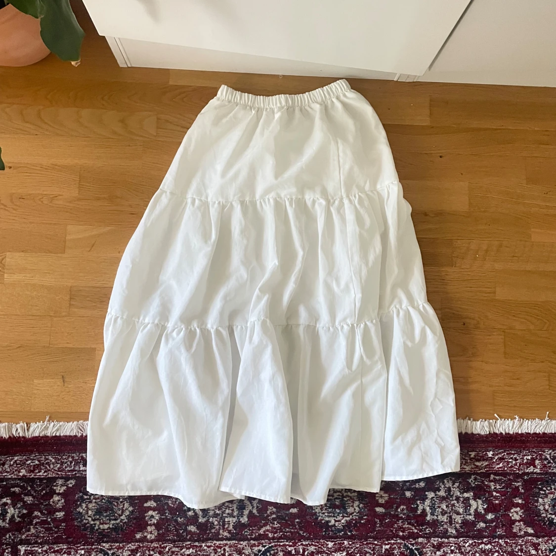 Vit volangkjol med resårmidja