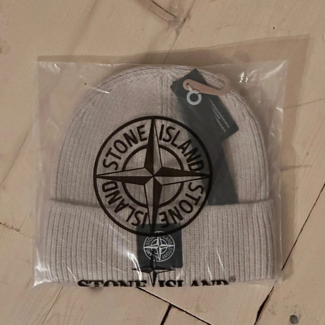 Beige/Grå ribbad mössa från Stone Island.