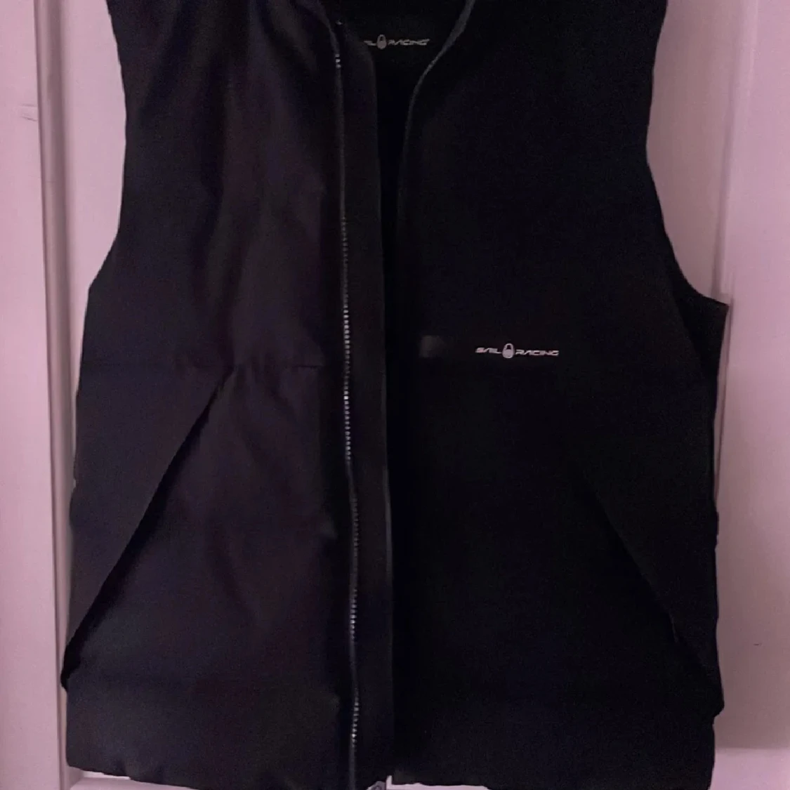 Svart dunväst från SAIL RACING