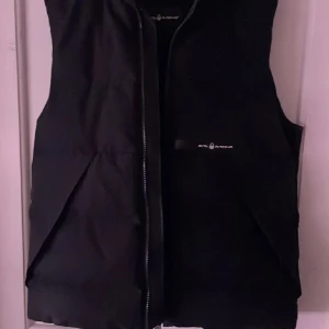 Svart dunväst från SAIL RACING - Hej säljer nu min sail racing t8 väst i storlek s mycket bra skick. En varm väst med tre fickor två på utsidan och en inne ficka passar dig perfekt 
