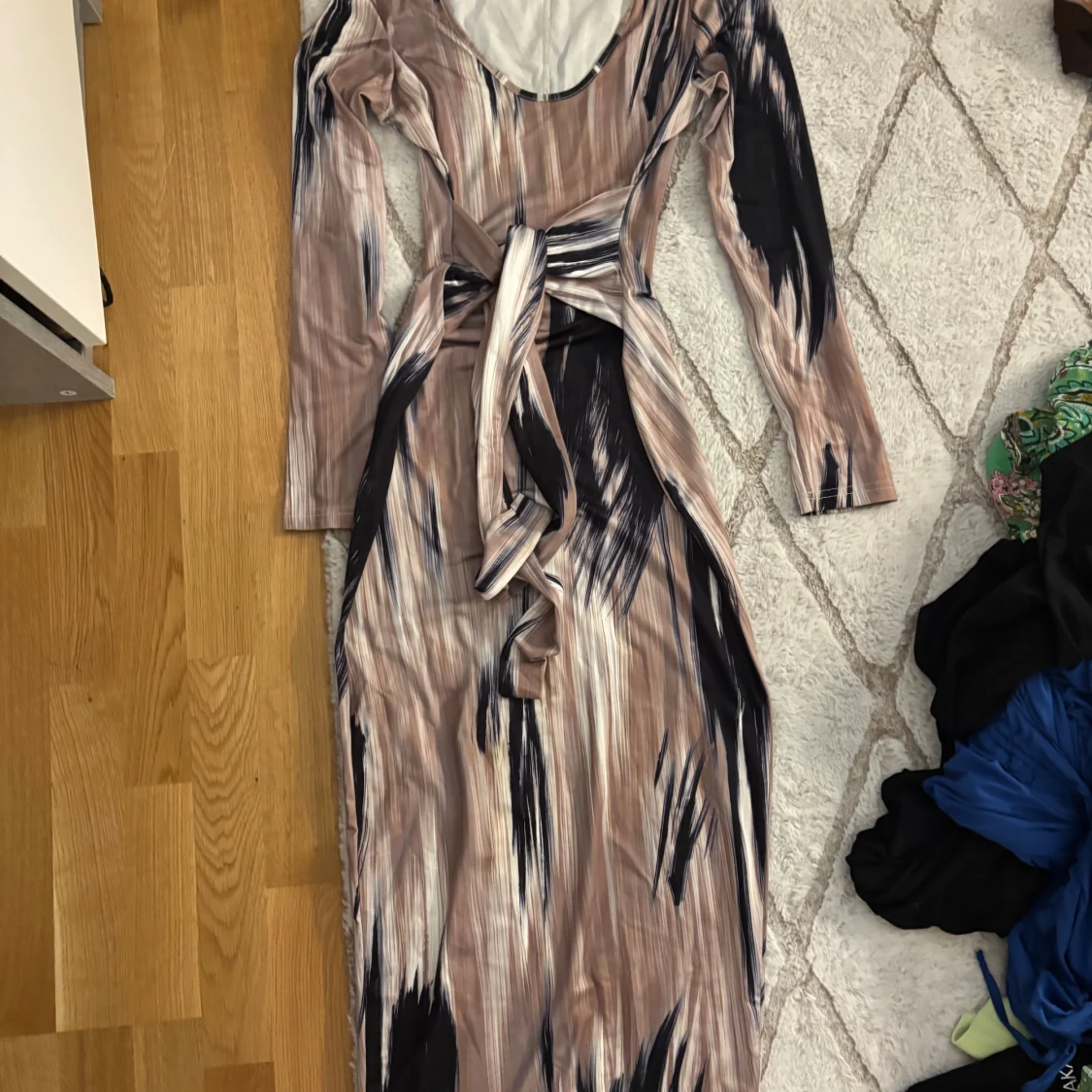 Långklänning med abstrakt mönster - 1