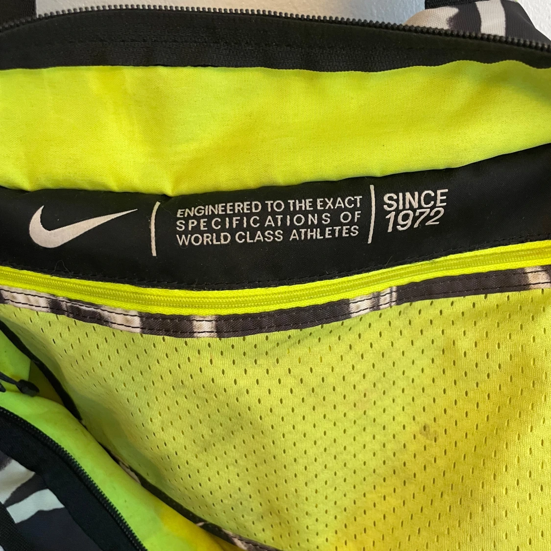 Nike axelväska med grafiskt mönster - 1