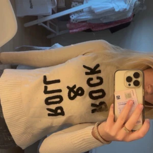 Zadig tröja  - Säljer en super snygg Zadig Voltaire tröja! Den är beige/vit med svart text❤️ kan tänka mig o byta om nån har en Isobel marant hoodie 