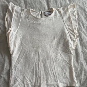 Topp från Lindex  - Gullig beige topp me volang från Lindex i storlek XS. Använd fåtal gånger 😍
