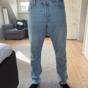 Ljusblå loose fit jeans Loose/Chris - Lite loose jeans, storlek 34/34 Nyskick, i princip aldrig använda  Kom gärna med prisförslag