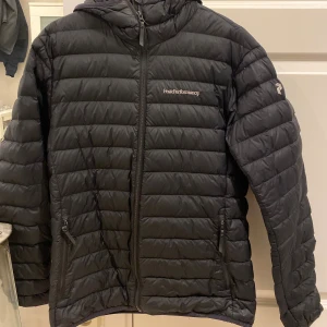 Svart dunjacka Peak Performance - Svart dunjacka från Peak Performance i storlek M. Använd under en vinter, mycket bra skick och väldigt bekväm. Köptes ny på Intersport för 2500kr  Köparen står för frakt!