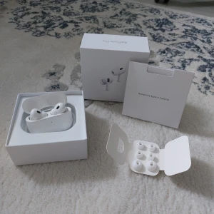 Air pod gen 2, anc, usb c - ● Helt ny, allt fungerar som det ska. ● Fraktar inom 24h ● Har du frågor eller pris offer, skriv :)