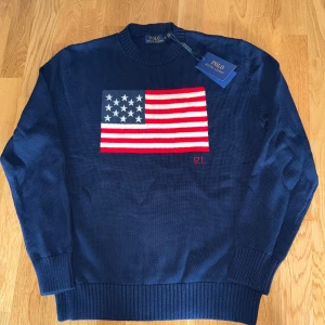 Ralph lauren flag sweater - Säljer nu denna sprillans nya ralph lauren tröjan med USA flaggan på. Strl S och sitter tts. Har även en vit i min profil. Bara att skriva ett DM vid intresse/frågor!