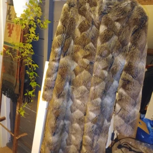 Lång pälsjacka från More, stl 40 - Säljer en lång och fluffig fusk ⁵⁶pälsjacka från More i storlek 40. Jackan har ett unikt mönster i bruna, beige och grå toner som ger en riktigt lyxig vibe. Perfekt för dig som vill sticka ut och hålla dig varm under kalla dagar.