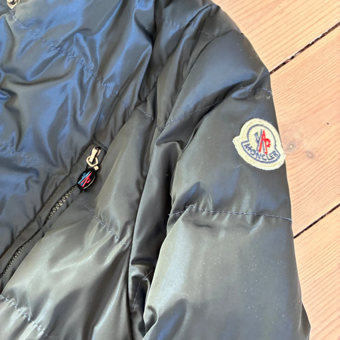 Mörkblå lång dunjacka från Moncler - 3