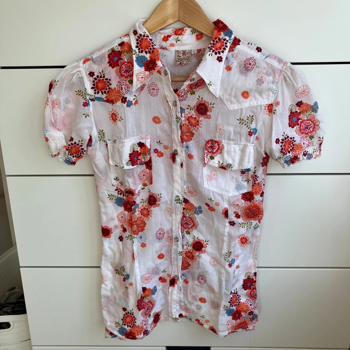 Vit blommig skjorta med kort ärm