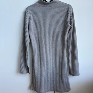 Tröja  - Längre ribbad tröja med lite högre hals och slits. Står S, men skulle säga att det är en XS