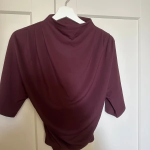 Burgundy topp  - Superfin burgundy topp från Gina. Aldrig använd. 