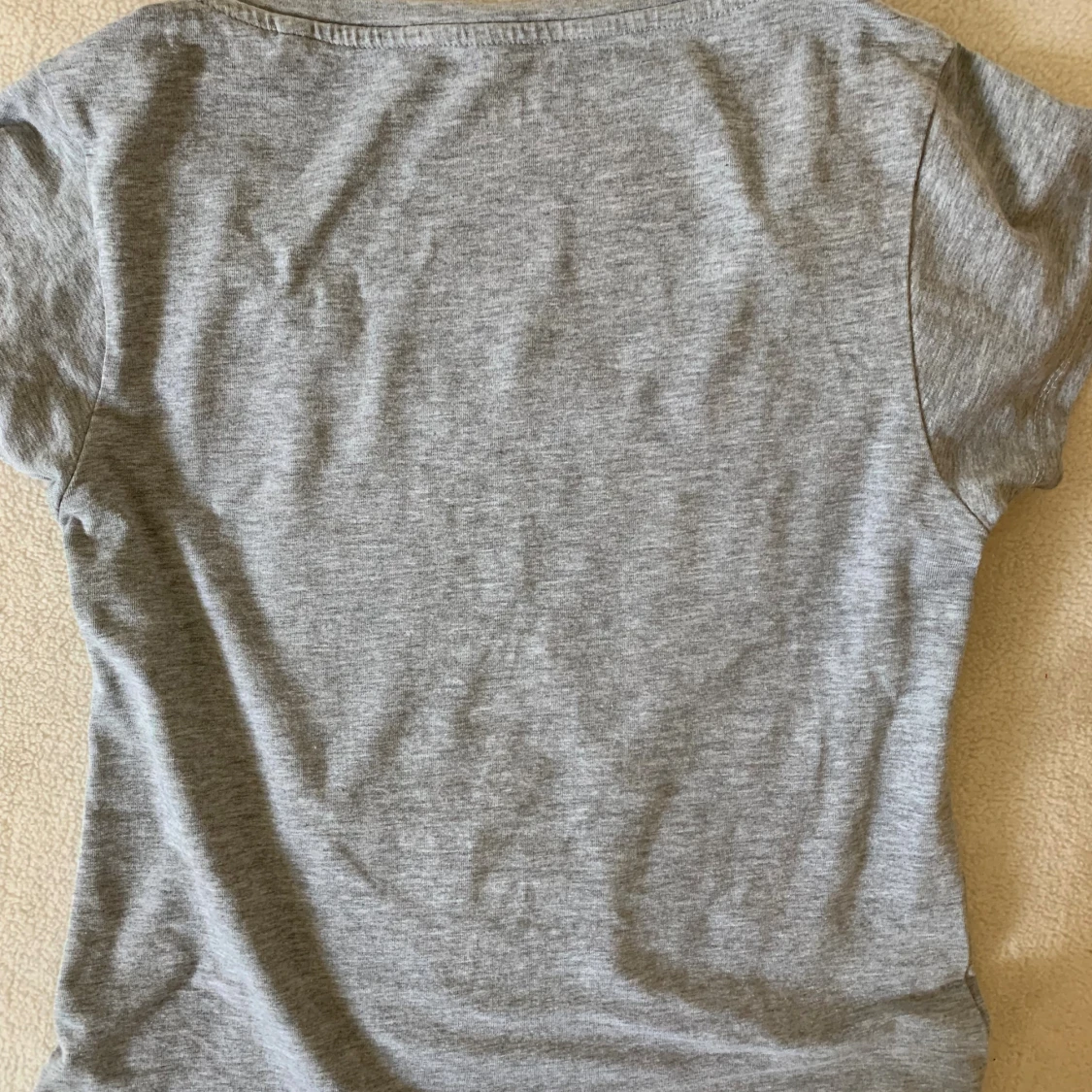 Grå basic t-shirt  - 1