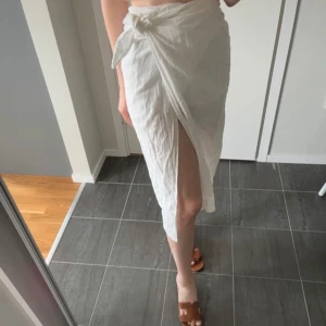 Assymetrisk linnekjol - Vit assymetrisk linnekjol från Pull & Bear.