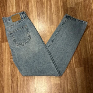 Ljusblå jeans - Ljusblå jeans från 157 med raka ben. Perfekta för dig som gillar en enkel och tidlös look. Fräscha och använda sparsamt utan defekter. Skriv vid frågor eller pris. 