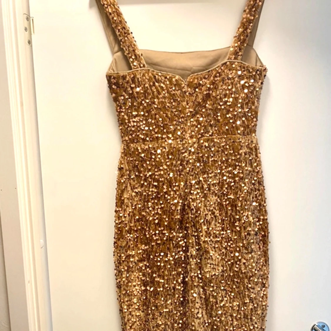 Glittrig guld långklänning med paljetter och 2 presenter  - 3