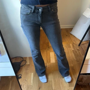 Grå bootcut jeans från Junkyard XS - Säljer dessa low waist bootcut jeans från junkyard! Dom har superskönt material och är endast använda ett fåtal gånger🩷