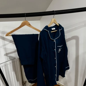 Pyjamas i viscos - Helt ny pjamas köpt utomlands står storlek L fast passar bäst någon som klär M. 100% viskos. Helt ny