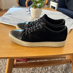 Lanvin cap toe storlek 42 - Snygga lanvins i väldigt bra skick förutom dem defekter som finns(se bilderna) men annars är dem väldigt fina. Hör av er vid frågor!