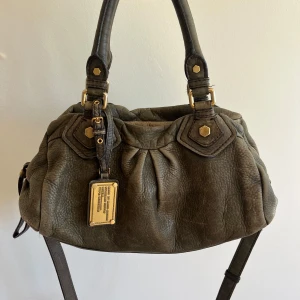  Marc Jacobs Väska - Säljer denna snygga och eftertraktade väska från Marc Jacobs i modellen Classic Q leather⭐️⭐️såå snygg, passar till allt❣️