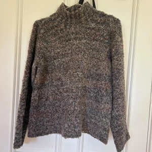  Stickad polotröja Vero Moda - Mysig stickad polotröja från Vero Moda. Knappt använd! Storlek M men skulle säga att den passar en S också❣️