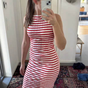 Klänning från Gina tricot - En fin röd vit klänning från Gina Tricot. Använd fåtal gånger och i bra skick. I storlek S men passar nog M också. Hör av dig vid frågor och pris går att diskuteras💕