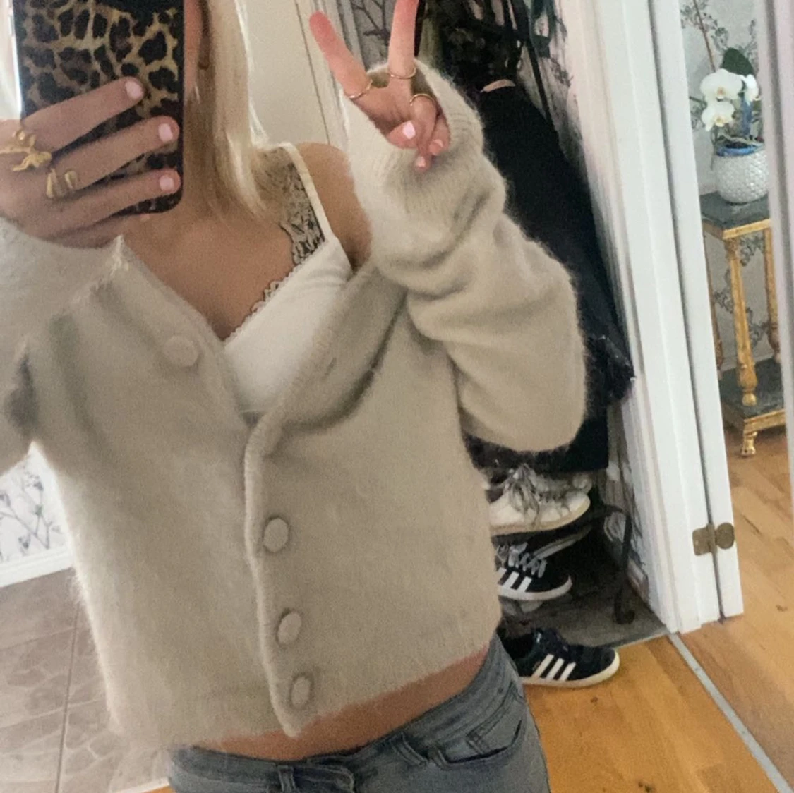 Beige fluffig kofta med stora knappar - 1