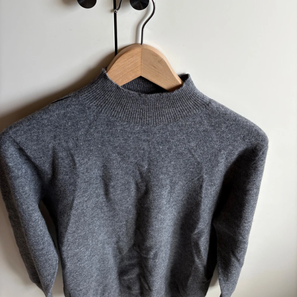 Grå stickad polotröja