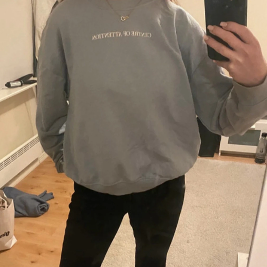 Grå sweatshirt med tryck