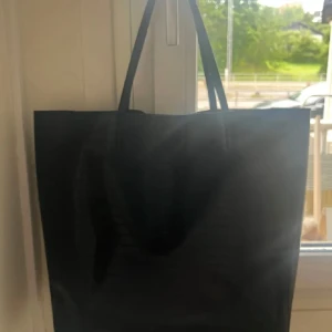 Svart stor väska - Stor väska med mycket utrymme, perfekt till skolan eller som weekend bag! Använd men har mycket kvar att ge. Finns några skavanker dvs lite slitna handtag samt nån fläck eller två i själva väskan men kan gå bort med fläckborttagningsmedel. 