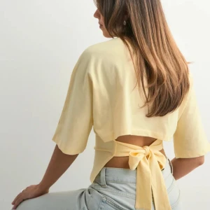 Nelly topp - Gul topp från Nelly i utmärkt skick. Kolla gärna in mina andra annonser, vill du köpa flera varor så kan vi komma överens om ett bra paketpris🫶