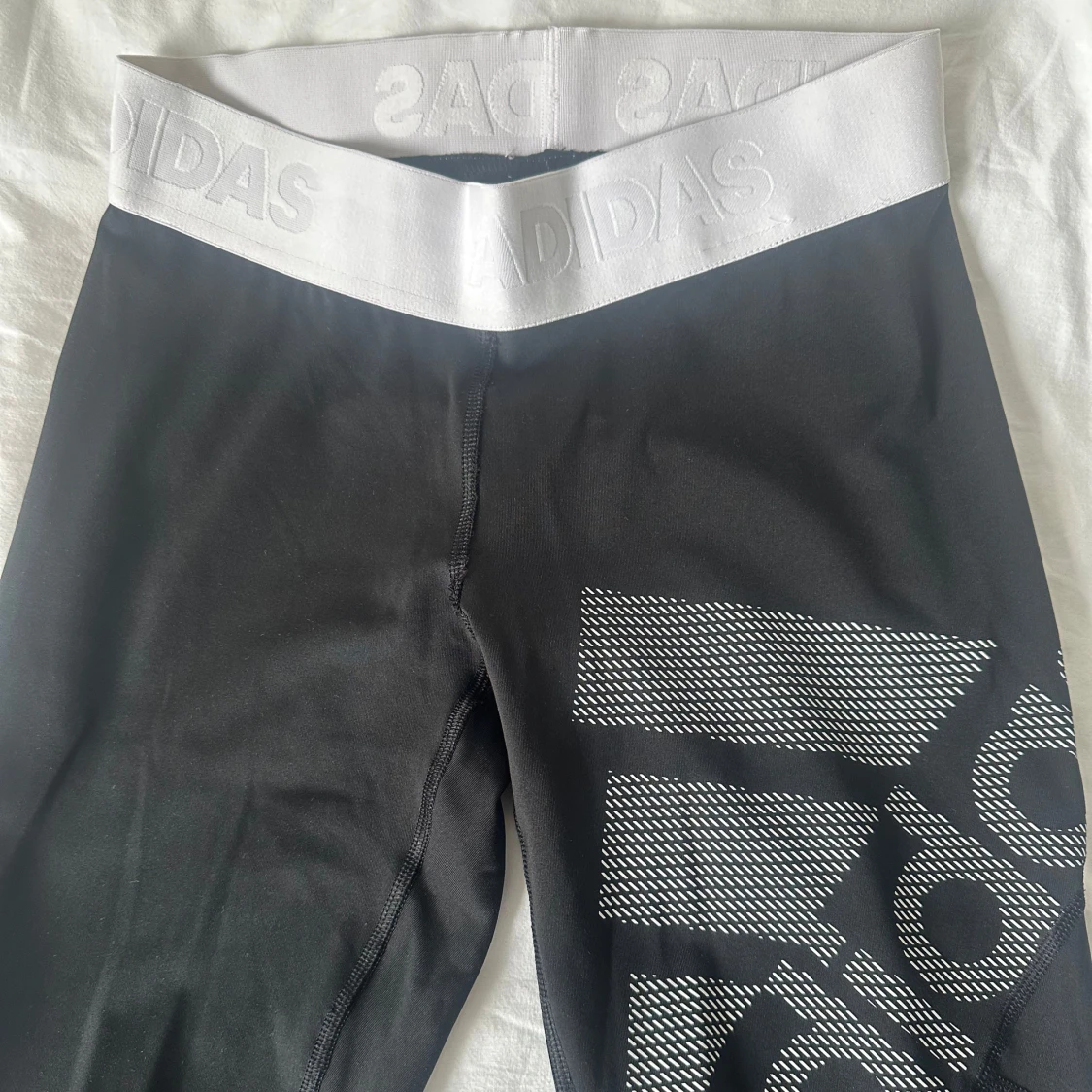 Svarta och  vita Adidas träningsbyxor - 2