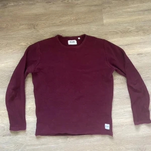 Stickad tröja  - En vinröd stickad tröja från only and sons. Storlek L men sitter som M. 