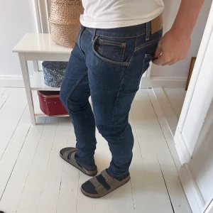 Nudie jeans - Sköna Nudie jeans i storlek 32/34. Modellen är 180,75 kg och måtten är A: 42cm B:  106cm. Inga större defekter! Kom med frågor ✌️😊