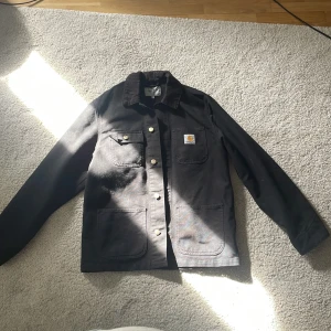 Carhartt Jacka - Svart Carhartt jacka. Ej använd på ett bra tag ändå valid skick pris kan deffo diskuteras. Löser mer info vid frågor🙏🫡